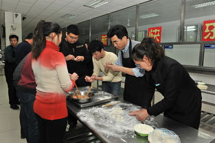 餐饮服务中心组织贫困学生 包饺子 迎新年